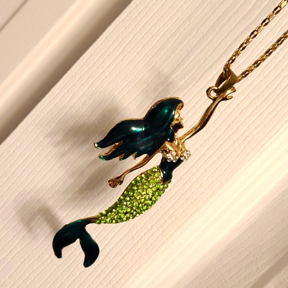 Betsey Johnson Large Mermaid 🧜‍ pendant necklace
